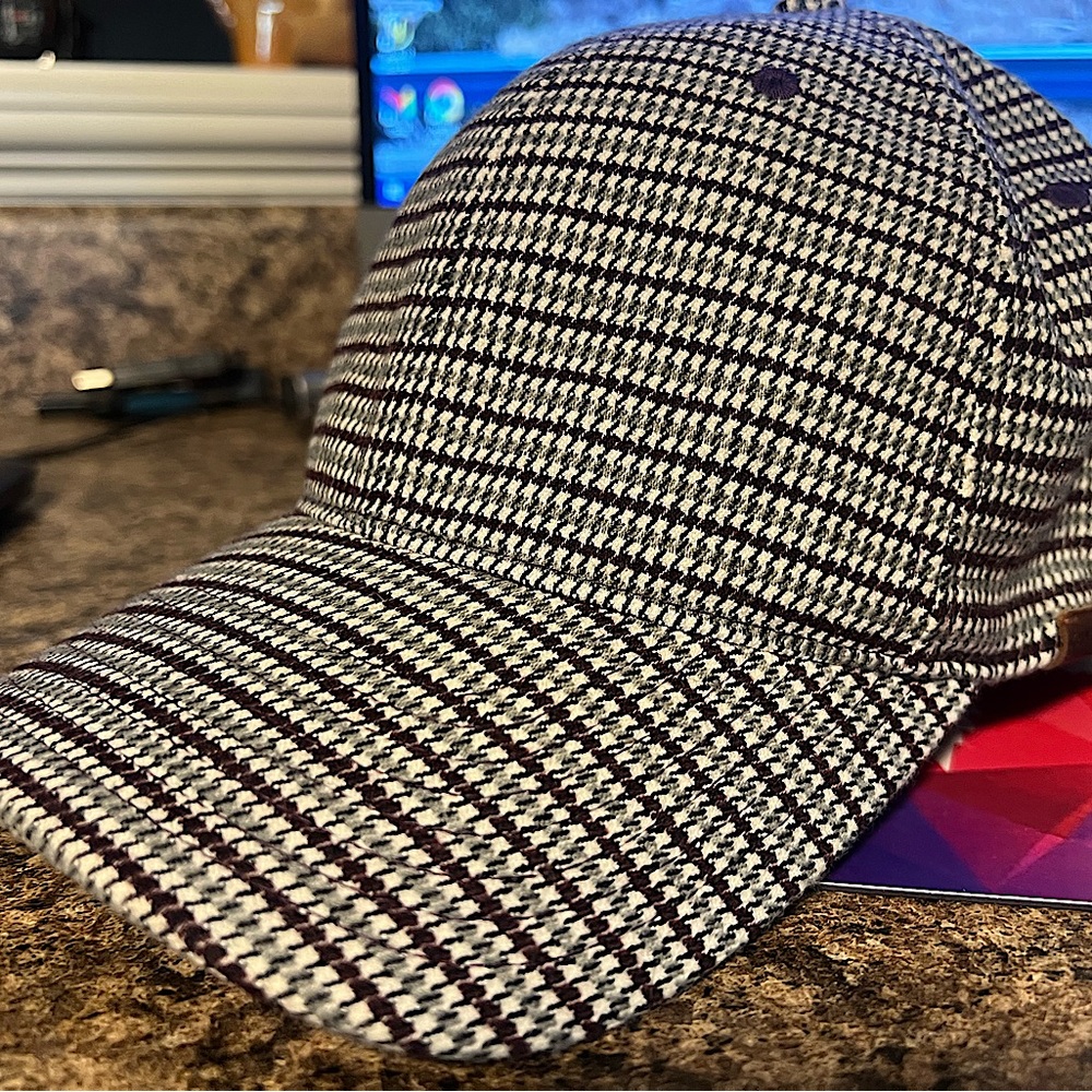Kangol med flex fit mini-houndstooth beautifully colored cap!..